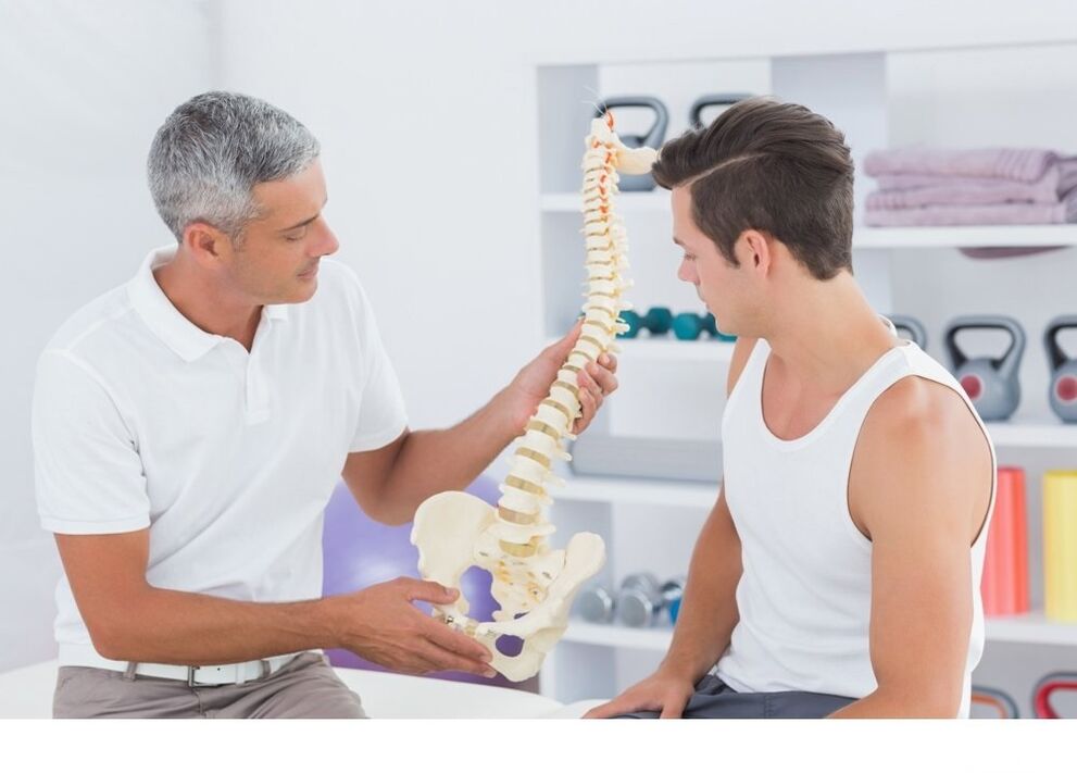 Der Arzt zeigt dem Patienten die Wirbelsäulenarthrose